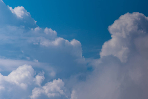 блакитне небо з хмарами, фон неба
 - Фото, зображення