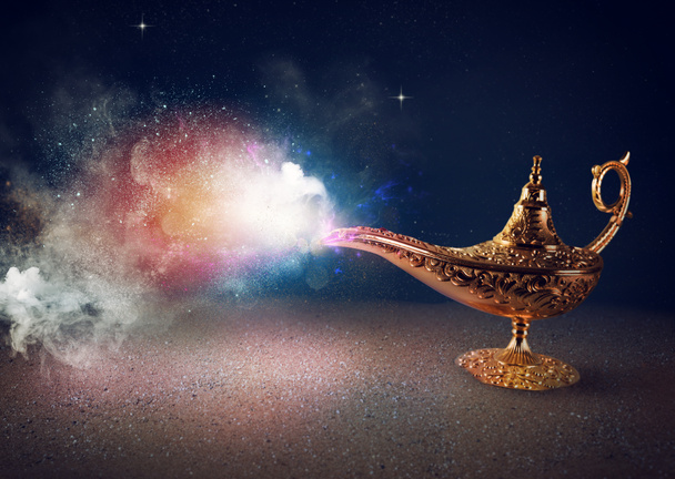 La fumée existe depuis la lampe magique du génie Aladdin dans un désert - Photo, image