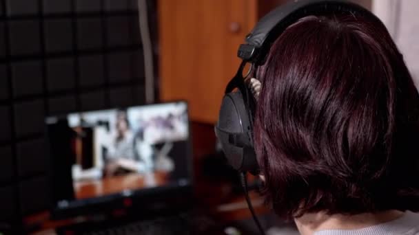 Жіночий блогер розмовляє з абонентами за допомогою професійного мікрофона, навушників
 - Кадри, відео