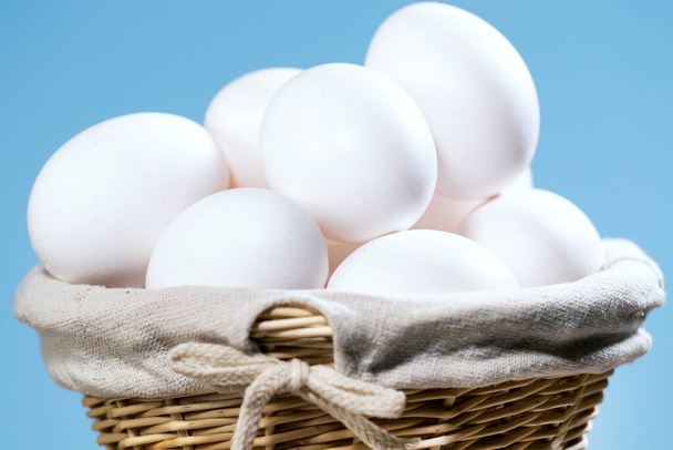 Uova di pollo in un cestino di paglia, Un sacco di uova crude fresche bianche in un contenitore, Prodotto Eko naturale, Preparazione di Pasqua Copyspace - Foto, immagini