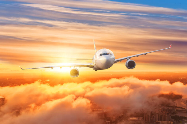 Letadlo nad mraky na obloze při východu slunce - Fotografie, Obrázek
