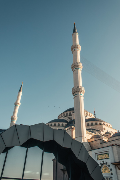 construcción moderna cerca de la mezquita Mihrimah Sultan, Estambul, Turquía - Foto, Imagen