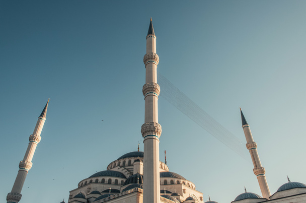 Błękitne, bezchmurne niebo nad minaretami meczetu Mihrimah Sultan, Stambuł, Turcja - Zdjęcie, obraz