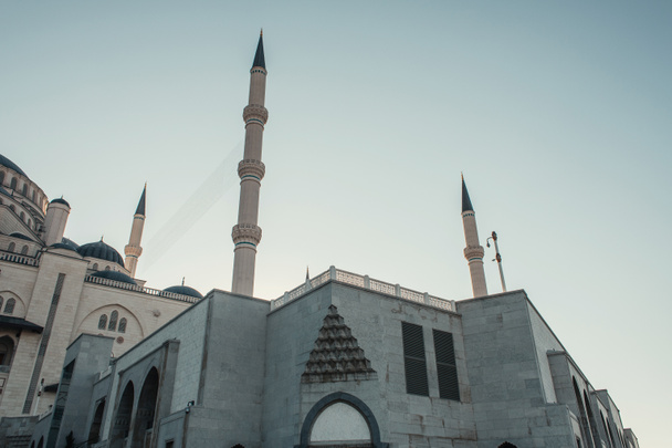 Außenansicht der Mihrimah Sultan Moschee mit Minaretten bei klarem Himmel, Istanbul, Türkei - Foto, Bild