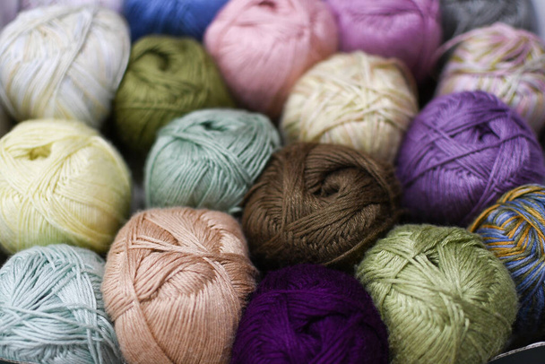 I fili per filati di diversi colori sono sulla scatola.Palline di lana multicolore di filato per lo sfondo a maglia. - Foto, immagini