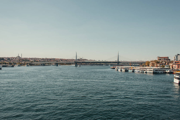 İstanbul, Türkiye 'de Boğazdaki Köprü ve demirli gemiler - Fotoğraf, Görsel