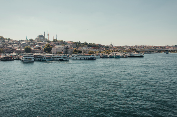 Blick auf die Stadt und Schiffe, die an der Küste festmachen, Istanbul, Türkei - Foto, Bild