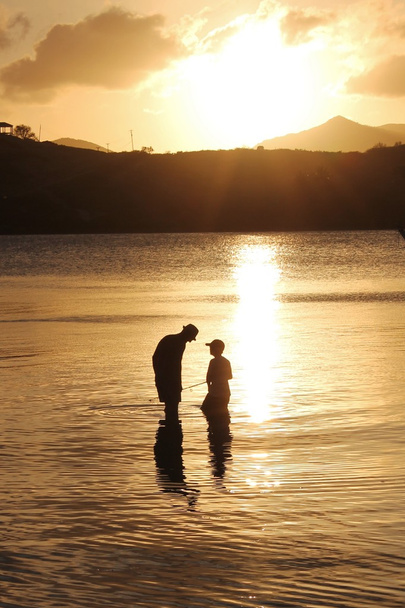 Отец и сын рыбачат на закате
 - Фото, изображение