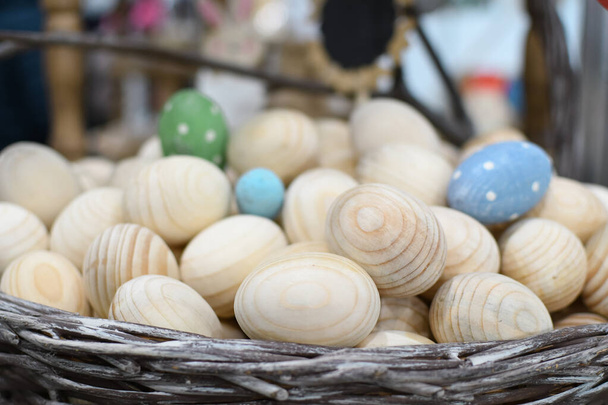 Ξύλινα πασχαλινά αυγά σε καλάθι. Έκθεση οικολογικών προϊόντων, προετοιμασία για τις διακοπές - Φωτογραφία, εικόνα