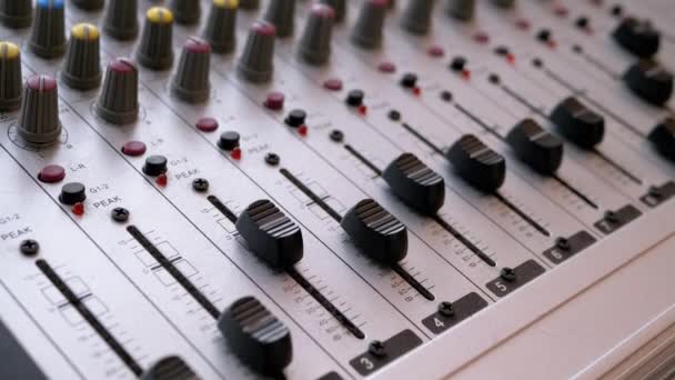 Professionele mixer met digitaal audiosysteem, knoppen, sliders geluidsproductie - Video