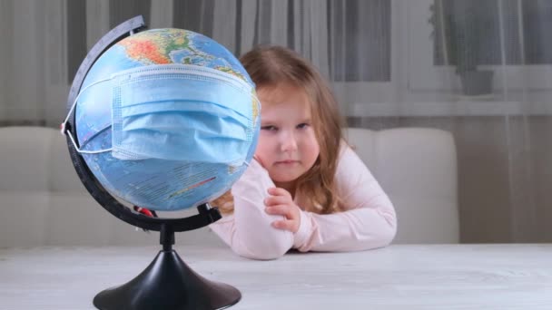 Девочка смотрит на пузырьки с коронавирусом, шприцем и паспортом. Концепция лечения вируса короны, инъекции, инъекции и клинические испытания во время пандемии. Концепция путешествий - Кадры, видео