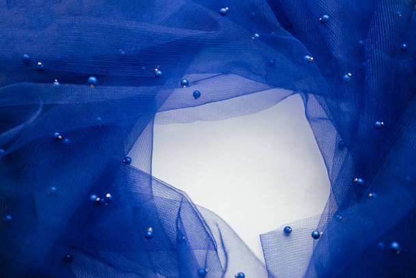 Fechar imagem de tecido de tule azul escuro com pérolas - Foto, Imagem