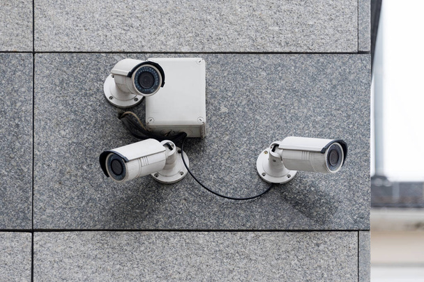 Kamery ochrony na nowoczesnym budynku. Profesjonalna kamera. CCTV na ścianie ze światłami LED IR. System bezpieczeństwa, koncepcja technologii. Urządzenia wideo do kontroli obszaru systemu bezpieczeństwa na zewnątrz - Zdjęcie, obraz