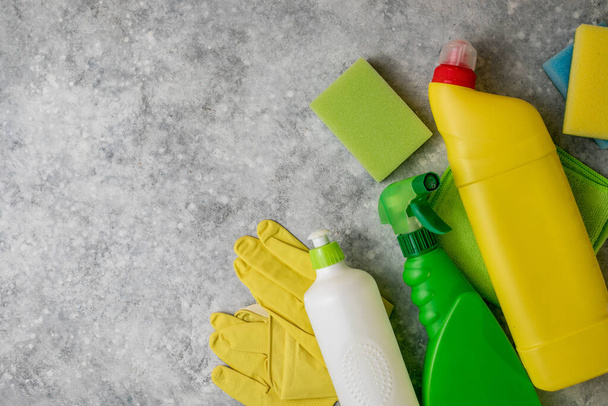 Środki czyszczące. Butelki i sprzęt detergentów chemicznych z tworzyw sztucznych, domowe lub służbowe sprzątanie sanitarne - Zdjęcie, obraz