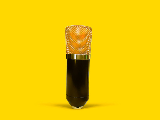 Arany kondenzátor mikrofon izolált sárga alapon - Fotó, kép