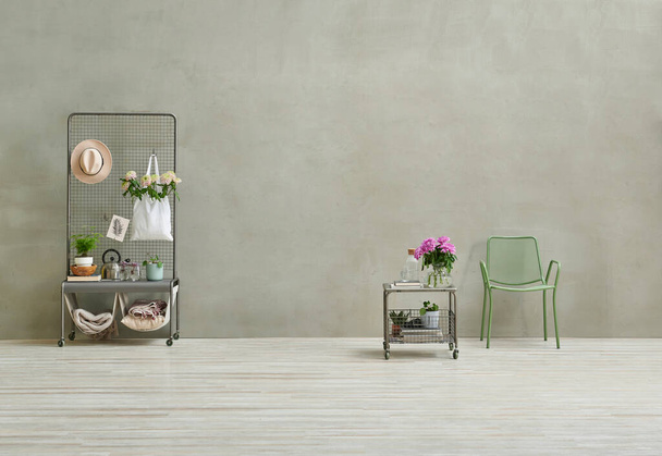 Szürke kő fal parketta padló szoba stílusban, fém polc, virág részlet a zsák szék. - Fotó, kép