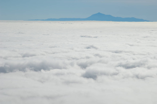 Mar de nubes e isla de Tenerife con el pico del Teide desde La Palma. Islas Canarias. España. - Foto, Imagen