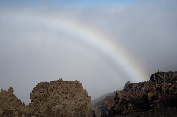 Arco iris en la niebla sobre un paisaje rocoso. Barlovento. La Palma. Islas Canarias. España. - Foto, imagen