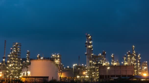 Timelapse productie olieraffinaderij terminal is industriële faciliteit voor de opslag van olie petrochemische. Bedrijfsleven Industrie en energie. Tijdstip van de olieraffinaderij. Tijdsverloop gasinstallatie Dag tot nacht b roll. - Video