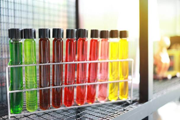 Kimya endüstrisi biyokimya laboratuvarında kan testleri yapıyor. - Fotoğraf, Görsel