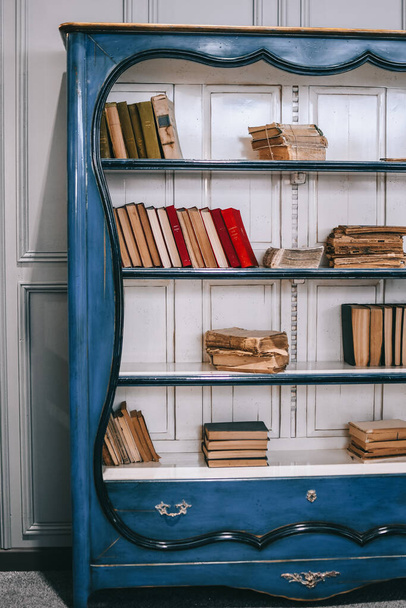 Im Regal eines alten Schrankes steht ein Stapel Bücher.. - Foto, Bild