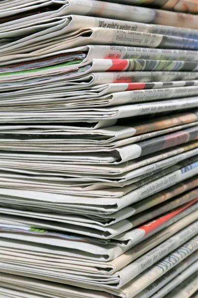 Stapel Zeitungen stapeln sich - Foto, Bild