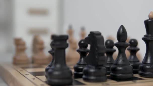 Een close-up van de schaakstukken op het schaakbord - Video