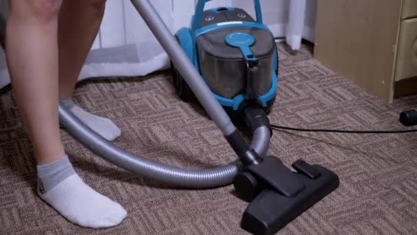 Mulher, dona de casa Vacuums Brown Carpet em casa. Limpeza, Ordem no Quarto. 4K - Filmagem, Vídeo
