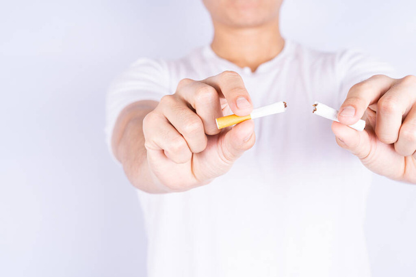 Erkek el kırma ya da ezici sigara. Dünya 'da tütün yok ve sigara içmeyi bırak. - Fotoğraf, Görsel