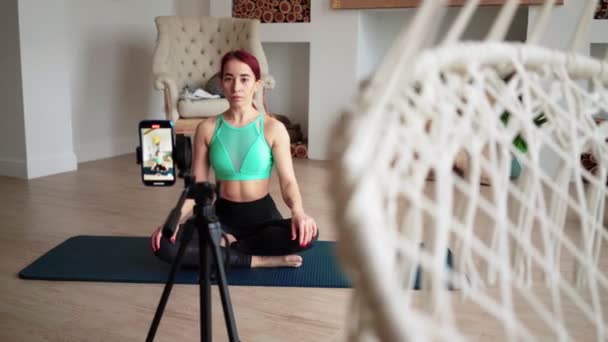 Онлайн обучение и прямой эфир Женщина блоггер фитнес-съемки на камеру телефона - Кадры, видео