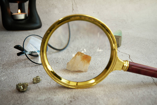 кристаллы на столе исследователей вблизи - Фото, изображение