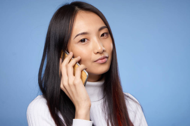 nő ázsiai megjelenés beszél a telefon technológia interneten - Fotó, kép