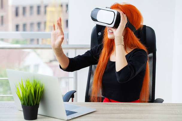 Boldog fiatal nő használ virtuális valóság headset - Fotó, kép