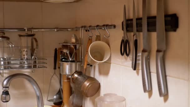 Un sacco di vasi di spezie di vetro, utensili da cucina, coltelli situati nel sistema ferroviario. 4K - Filmati, video