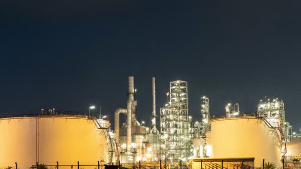 Timelapse productie olieraffinaderij terminal is industriële faciliteit voor de opslag van olie petrochemische. Bedrijfsleven Industrie en energie. Tijdstip van de olieraffinaderij. Tijdsverloop gasinstallatie Dag tot nacht b roll. - Video