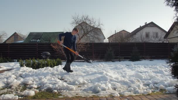 Een man die sneeuw schept - Video
