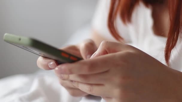女性の手書きメッセージスマートフォン自宅内ソファに座る屋内 - 映像、動画