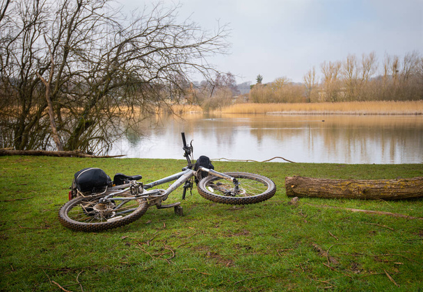 Bicicleta en tierra junto al lago claro en el día de los inviernos cerca de Chartham en Kent - Foto, imagen