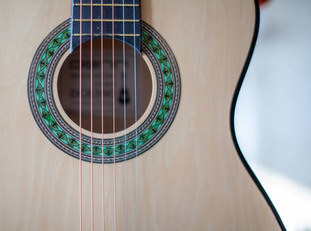 Close-up de um guitarrista ou uma pessoa aprendendo a tocar uma guitarra acústica. Home aprender a tocar um instrumento musical - Foto, Imagem