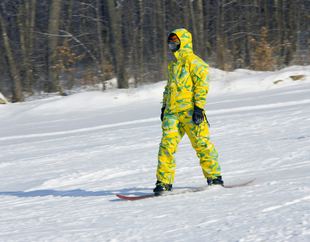 Snowboarder im gelben Anzug - Foto, Bild