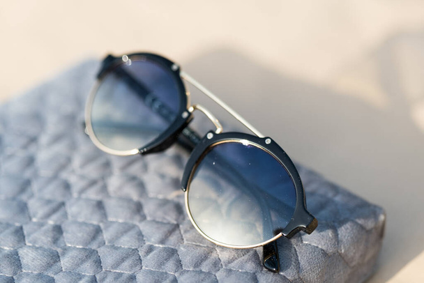 Las gafas de sol con lentes redondas disparan al aire libre en un primer plano de día soleado. Enfoque selectivo - Foto, imagen