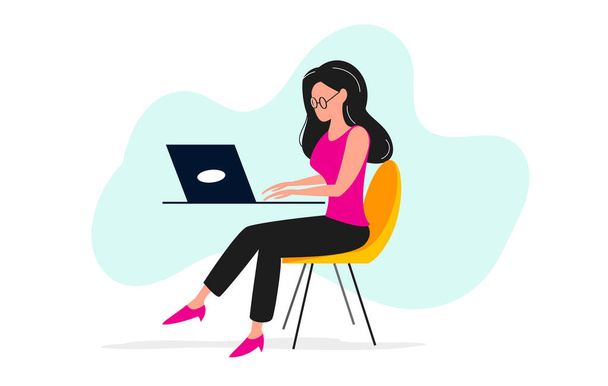 仕事中の女性がノートパソコンを持って机の後ろで働いている。フラットスタイルのキャラクターとモダンなベクトルイラスト. - ベクター画像