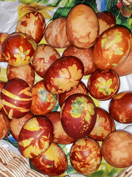 Colorante de huevo de Pascua tradicional hecho en casa mediante el uso de diferentes hojas, plantas y flores. Patrón de hojas y flores. - Foto, Imagen