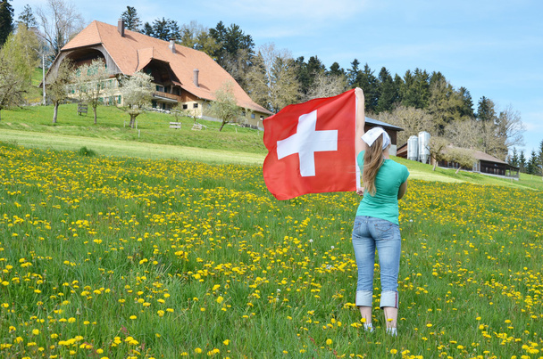 Dívka drží Švýcarská vlajka - Fotografie, Obrázek