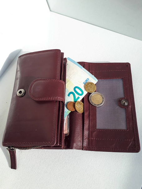 ボルドー革財布付きユーロお金- 20ユーロ紙幣とコイン白を背景に。陽射し。お金の使い方、投資、ビジネスコンセプト, - 写真・画像