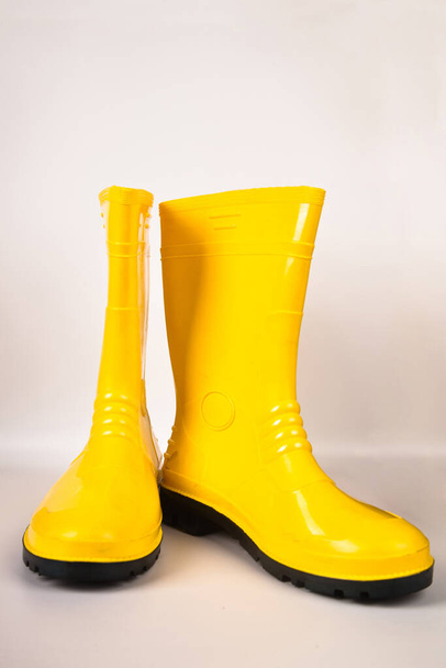 Robusti e impermeabili stivali di gomma gialla isolati su sfondo bianco - Foto, immagini
