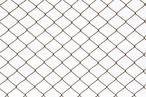 Kovový plot pozadí, skutečný plot zblízka a textura na bílém pozadí oblohy - Fotografie, Obrázek