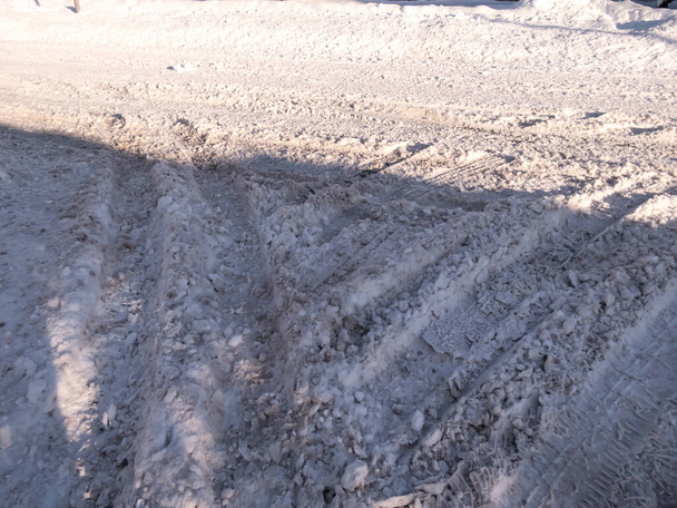 Gefährliche und rutschige Straßenverhältnisse. Straße nach starkem Schneefall mit viel Schnee bedeckt. Anhäufung von Schnee auf der Fahrfläche im Winter - Foto, Bild