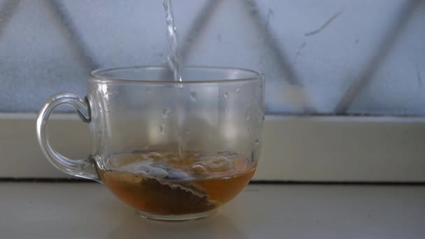 Despejar água quente em caneca com saco de chá - Filmagem, Vídeo
