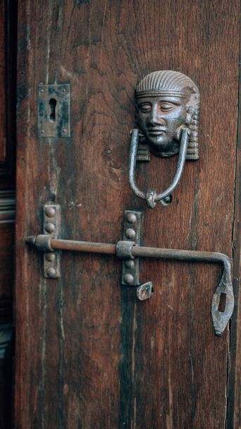 variété de frappeurs et poignées sur les portes anciennes en Italie. Ancienne poignée de porte en métal sur une porte en bois. Travaux d'art - Photo, image